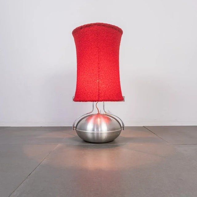 Table lamp. Brushed metal. Lampshade in bouclé red. Excellent condition, marks on the base, as in the photo. Design 70s....