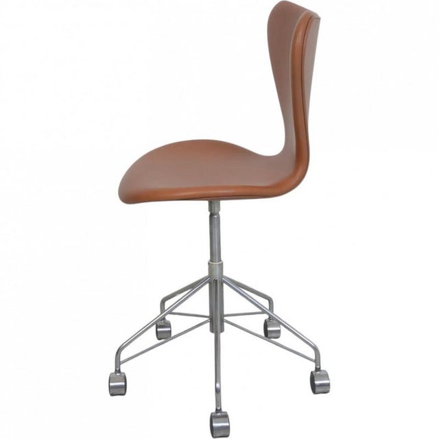 Model 3117 Office Chair in Cognac Leather by Arne Jacobsen, 1984 For Sale - Image 10 of 13