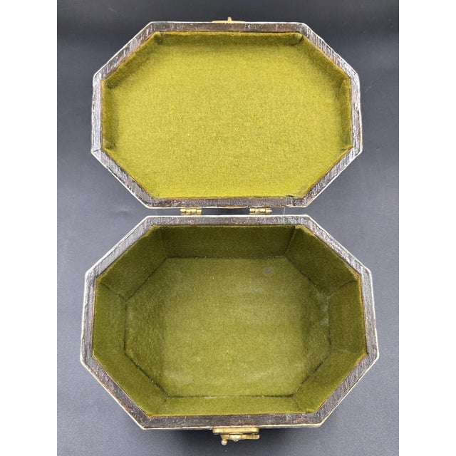 Vintage Decoupaged Octagonal Vanity Box/Purse With Colonial Tavern Scene For Sale - Image 14 of 16