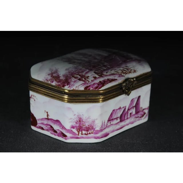 Extremely rare Tabatiere probably Sèvres, France, early 19th century. Illustration of a landscape with fishermen in pure-...