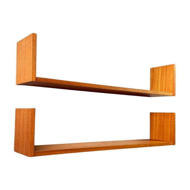 We are offering two beautiful teak wall shelves from the 1960s for sale. Thanks to their fixtures, the shelves can be...