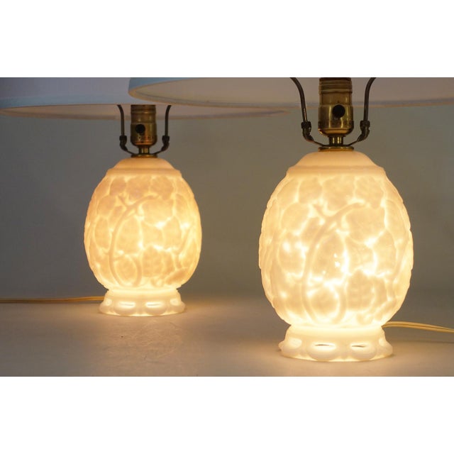 1930s Art Deco Aladdin Alacite Milk Glass Acanthus Leaves 2-Way Table Lamps - a Pair For Sale In Los Angeles - Image 6 of 11