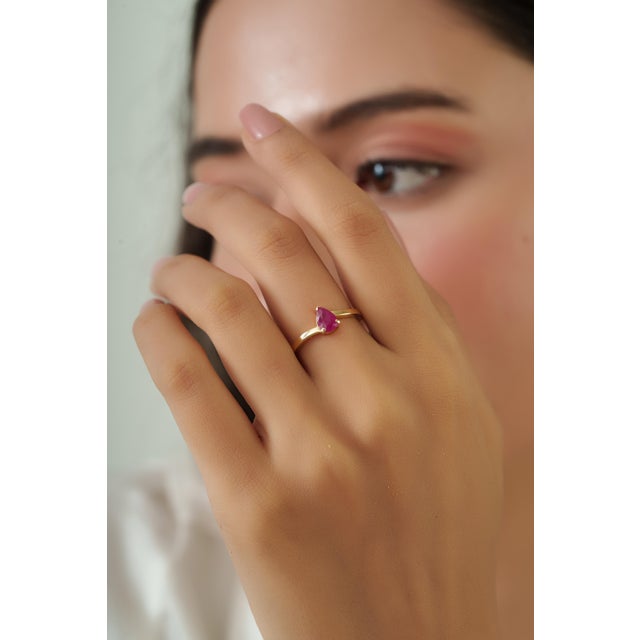 Estate Pear-Shaped Natural Ruby Solitaire Ring Size 7 in 14k Yellow Gold For Sale In New York - Image 6 of 16