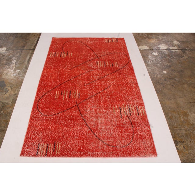 Hand-knotted in Turkey originating between 1960-1969, this vintage mid-century wool rug joins Rug & Kilim’s Mid-Century...