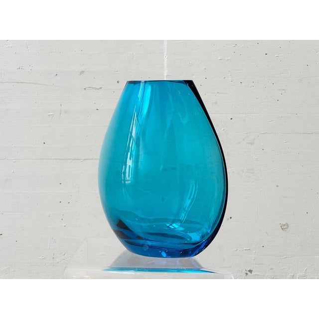 A striking, sculptural glass vase from the swiss manufacturer sarner cristal, meticulously handcrafted. Its organically...