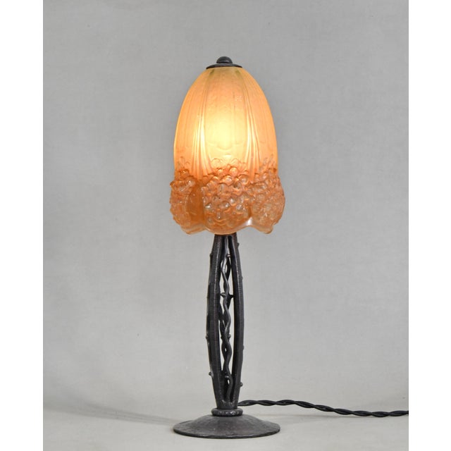 Hettier et Vincent & Muller frères A French 1925-1930 art deco lamp by Hettier & Vincent in wrought iron. The red and...