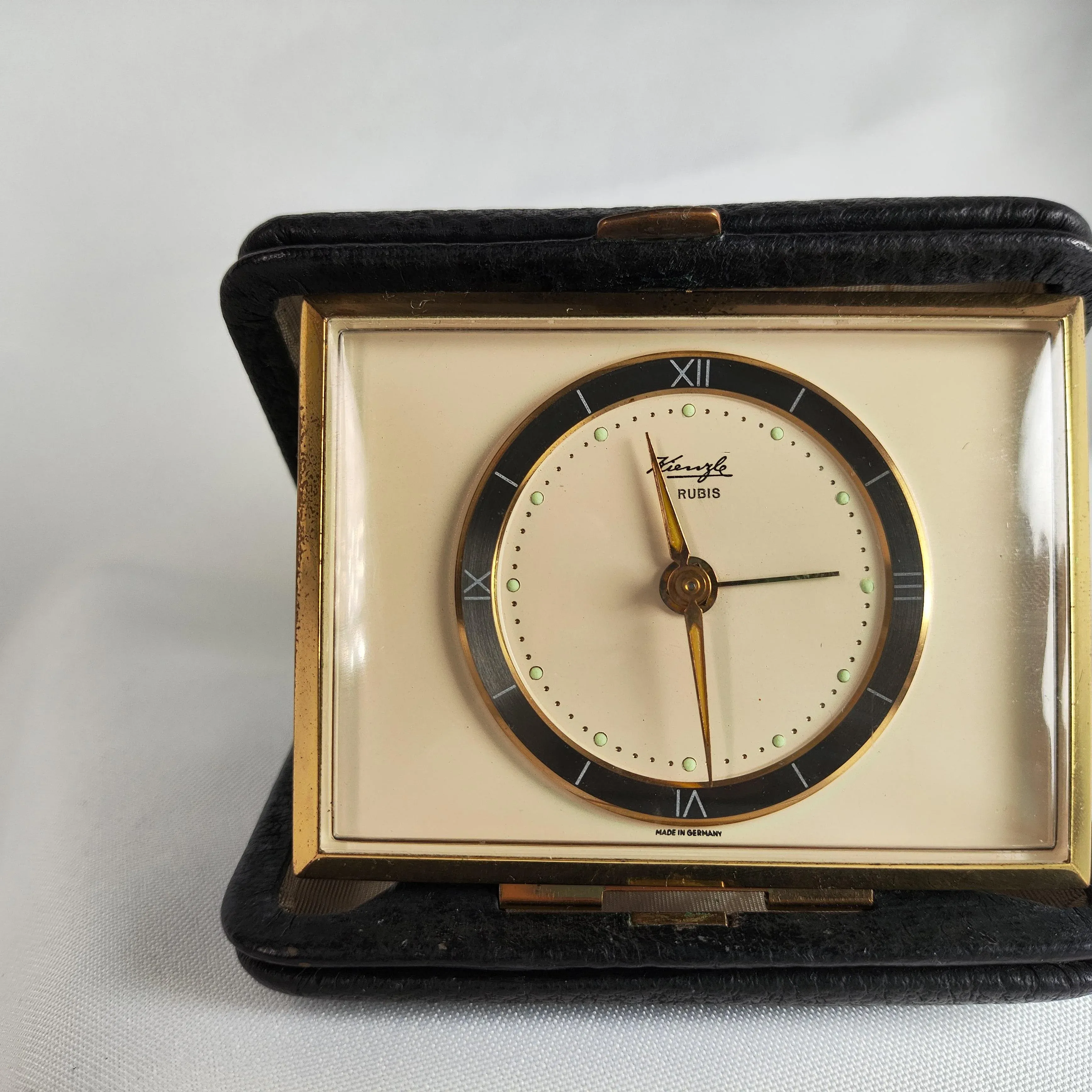 ★キンツレ、ドイツクロック、Germanyメカニカル未チェック。 Mid 20th Century Kienzle Travel Alarm Clock in Leather Case | Chairish