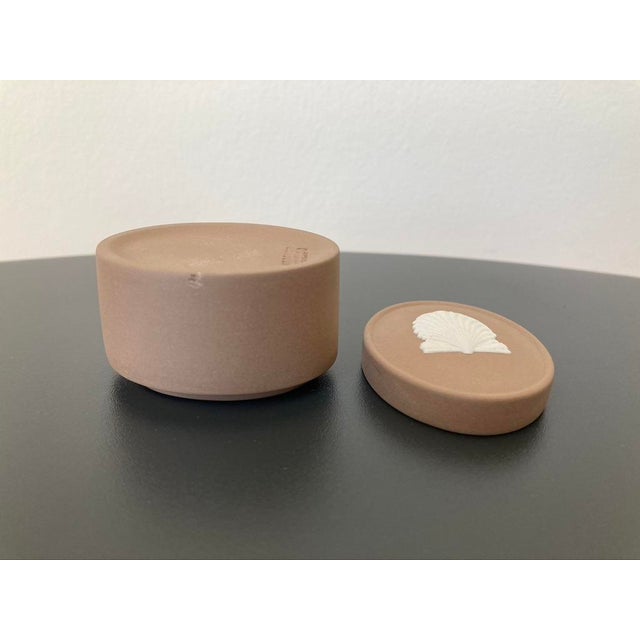 Mid 20th Century Scalloped Sea Shell Design Wedgwood Jasperware Sand Brown English Oval Jewelry Box For Sale - Image 9 of 18