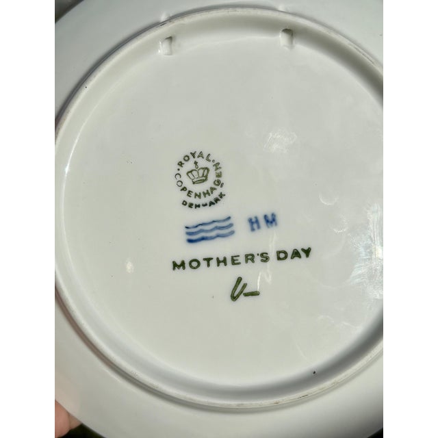 Royal Blue Vintage Mors Dag Mother’s Day Plate by Royal Copenhagen - Blue & White Scandinavian Porcelain, 6” For Sale - Image 8 of 8