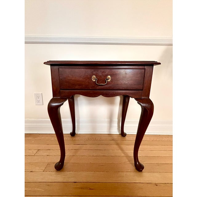 Wood Vintage 1985 Virginia Galleries by Henkel-Harris Solid Mahogany Queen Anne Side Table For Sale - Image 7 of 11