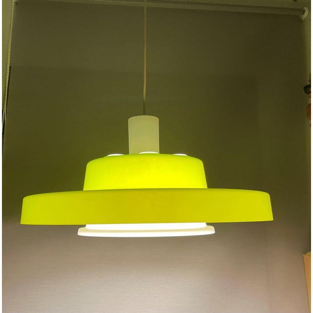 Large Space Age UFO Lamp in Green Acrylic, 1970s, in Very Good conditions. Designed 1970 to 1979 Up to 250V (Europe/UK...