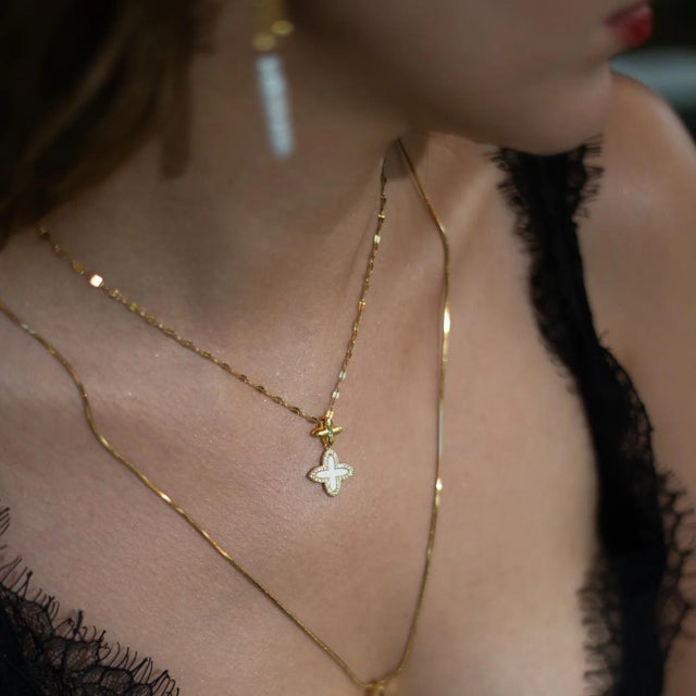 Golden Clover Diamond Chain Necklace For Sale - Image 4 of 8