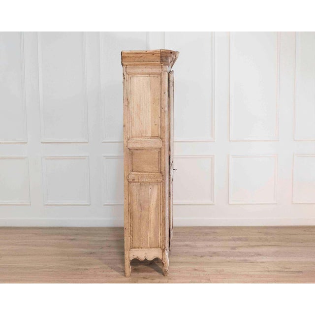 Small 18th Century Louis XV–Period Curved Cabinet in Bleached Oak, France For Sale In Atlanta - Image 6 of 8