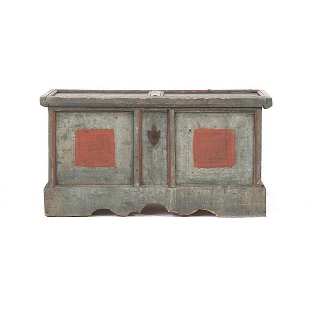 Medium-sized antique painted bridal chest from Franconia, southern Germany, dating from around 1840. The chest is simply...