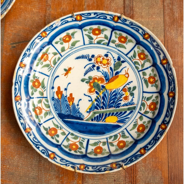 French 18th Century Pair of Dutch Delf Faience Polychrome Plates With Bird and Flowers For Sale - Image 3 of 14
