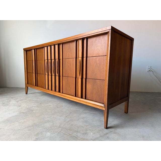 Mid-Century Modern 1970s Mid-Century Modern Thomasville Walnut Nine-Drawer Lowboy Dresser For Sale - Image 3 of 17