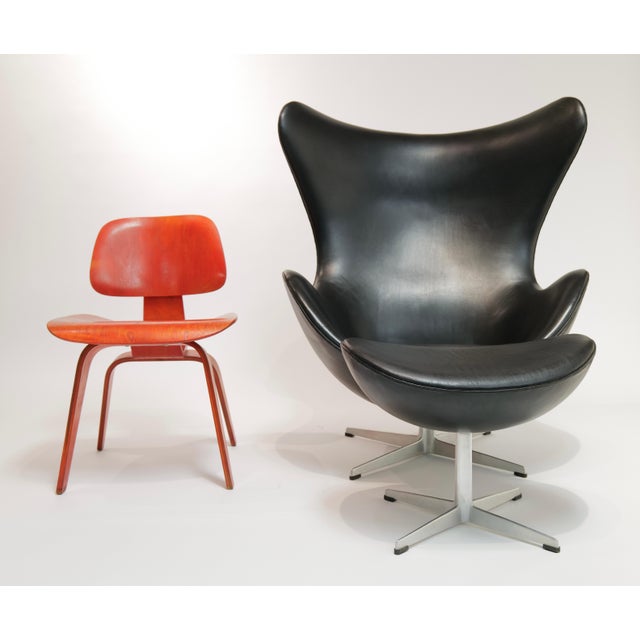 Mid 20th Century Arne Jacobsen Black Leather Egg Chair with Ottoman for Fritz Hansen For Sale In Oklahoma City - Image 6 of 15