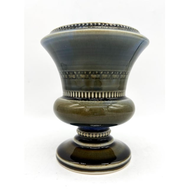 1950s Wade Pottery Ireland Blue Pedestal Shamrock Vase, Irish Porcelain Urn - Neoclassical / Traditional / English Country For Sale - Image 13 of 15