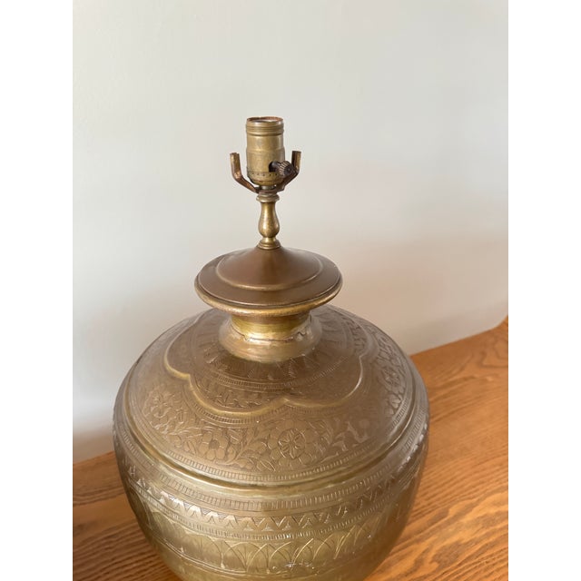 Vintage Hollywood Regency Engraved Brass Urn Table Lamps - a Pair For Sale - Image 11 of 12