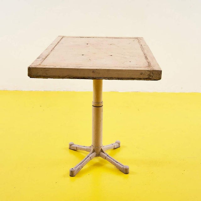 Discover this charming vintage-designed table, a unique piece that combines functionality and style. With an original base...