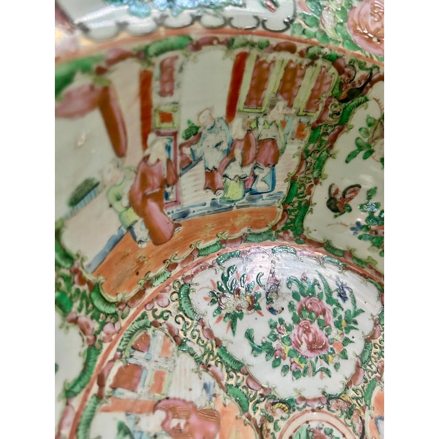 Chinoiserie Large 19th Century Rose Medallion Rimmed Basin For Sale - Image 3 of 12