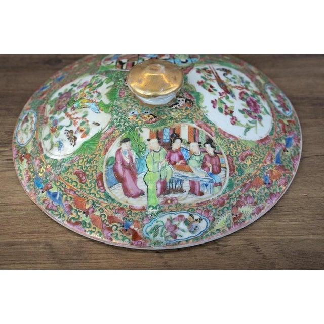 Gold 19th Century Chinese Qing Dynasty Famille Rose Canton Covered Bowl For Sale - Image 8 of 18