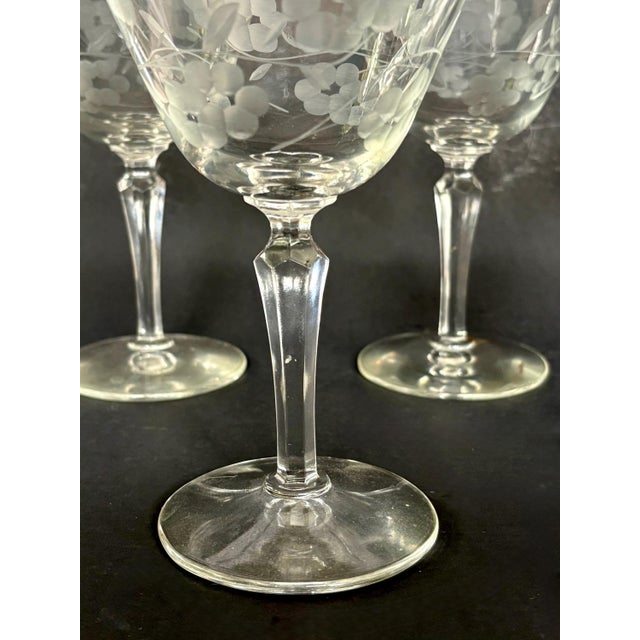 Libbey Glass Co. Vintage Libbey Glenmore Champagne Coupe Sherbet Glasses, Etched Floral - Set of 5 For Sale - Image 4 of 6