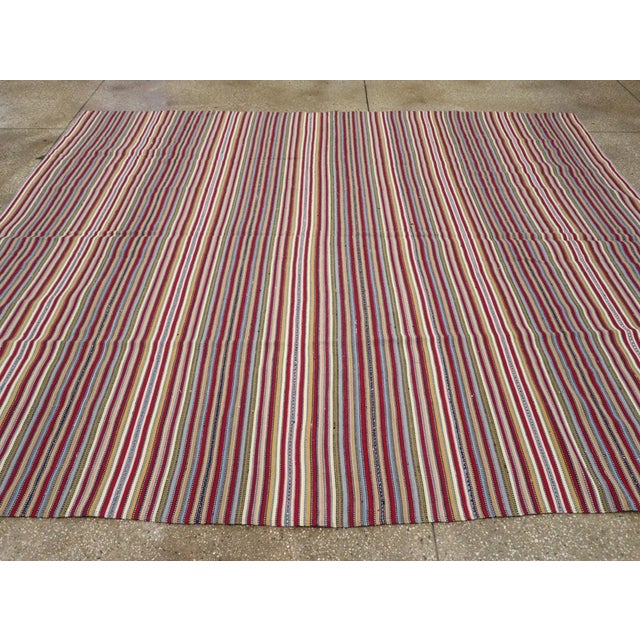 Galerie Shabab Collection Mid-20th Century Turkish Flatweave Kilim Room Size Carpet For Sale - Image 4 of 8