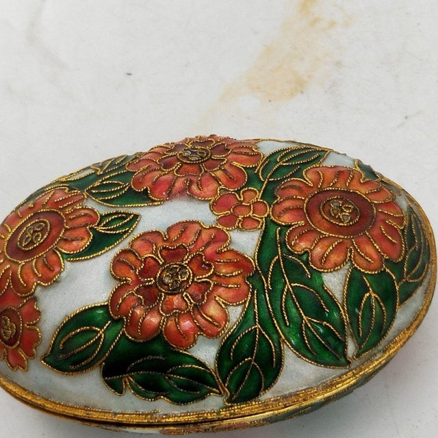 Vintage Cloisonné Enamel Oval Trinket Box – White Ground With Red Floral Motif, Silver-Blue Interior For Sale - Image 4 of 9