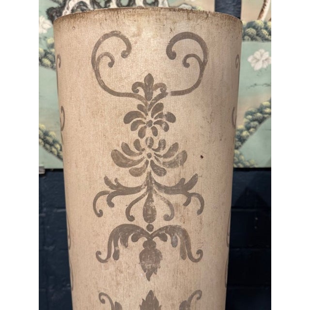 Pair of Florentine Hand Painted Italian Pedestals in Creme and Grey For Sale - Image 4 of 5