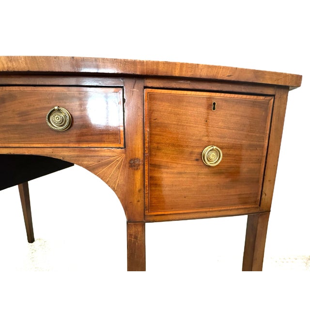 George Hepplewhite 18th C. George III Mahogany Bowfront Huntboard / Sideboard - In the Style of George Hepplewhite For Sale - Image 4 of 6
