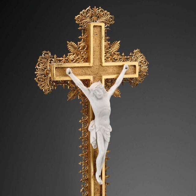 Crucifix in Gilded Wood and Biscuit Porcelain For Sale - Image 5 of 9