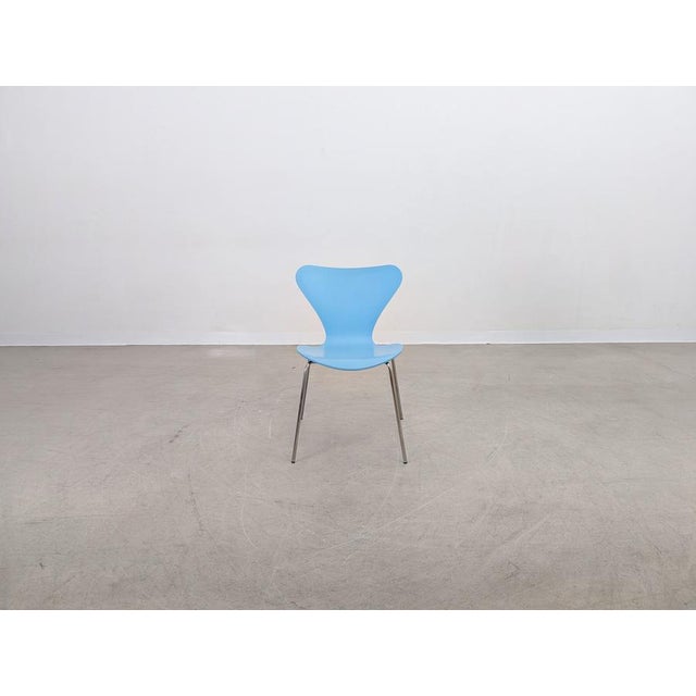Beautiful light blue Fritz Hansen Series 7 (model 3107) chair. This stackable chair was designed by Arne Jacobsen and is...