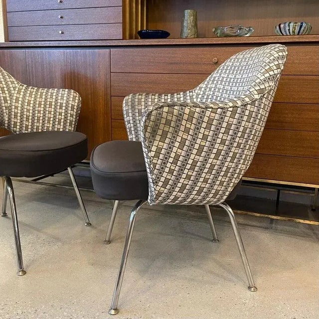 Pair of Eero Saarinen for Knoll Executive Armchairs For Sale In New York - Image 6 of 12