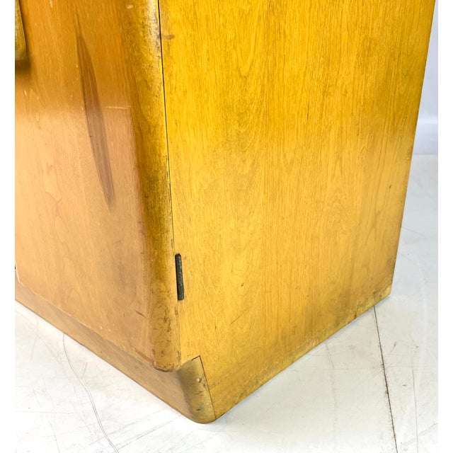Mid-Century Modern Heywood-Wakefield Wheat "Encore" Solid Birch China Cabinet & Hutch – Model M593 (1952) For Sale - Image 11 of 18