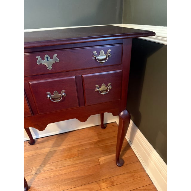 Late 20th Century Vintage Hickory Chair Queen Anne Style Lowboy / Dressing Table For Sale - Image 5 of 13