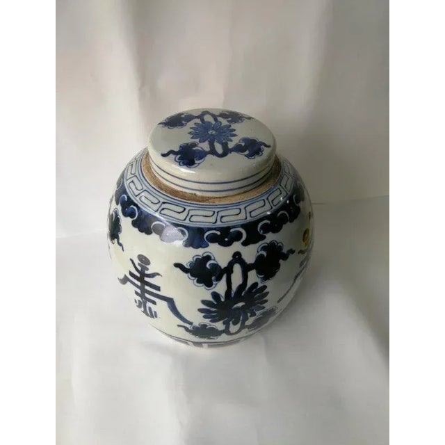Chinese Blue and White Oriental Porcelain Ginger Jar With Lid For Sale - Image 4 of 10