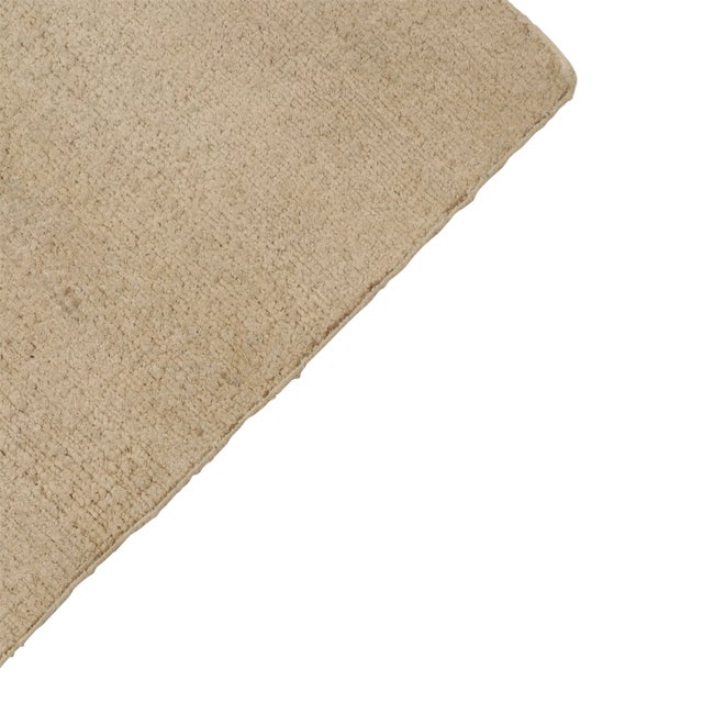 A 14x20 palace-sized rug in the latest additions to Rug & Kilim’s Texture of Color Collection. Hand-knotted in durable...