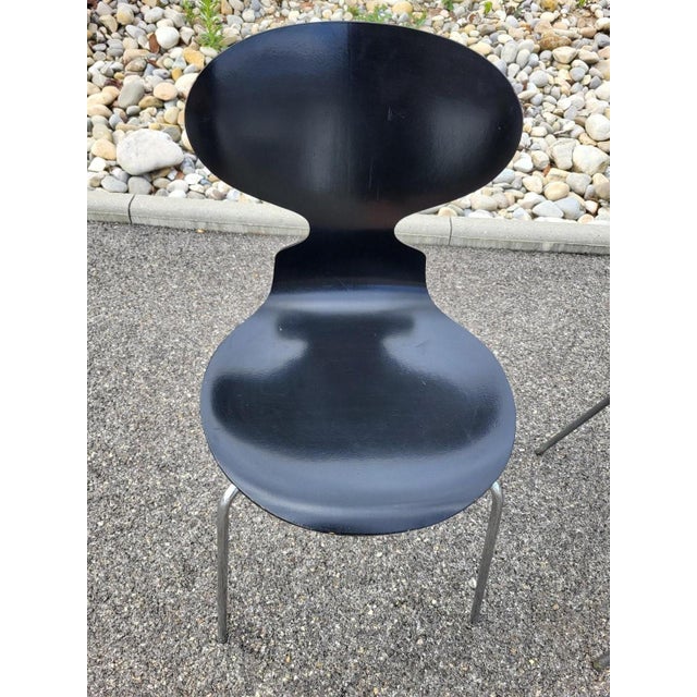 This set of four Ant chairs, designed by renowned Danish designer Arne Jacobsen for Fritz Hansen, embodies the timeless...