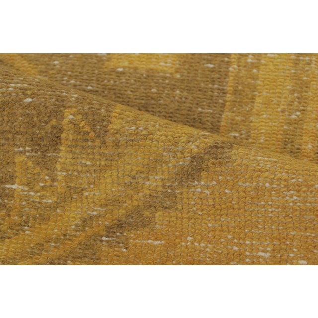 Textile Vintage Turkish Runner With Golden Hexagonal Medallion Design - Rug & Kilim For Sale - Image 7 of 8