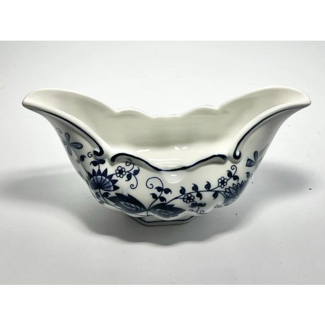 Contemporary 1980s Seymour Mann, Vienna Woods “Blue Onion” Porcelain Open Sauce or Gravy Boat For Sale - Image 3 of 6