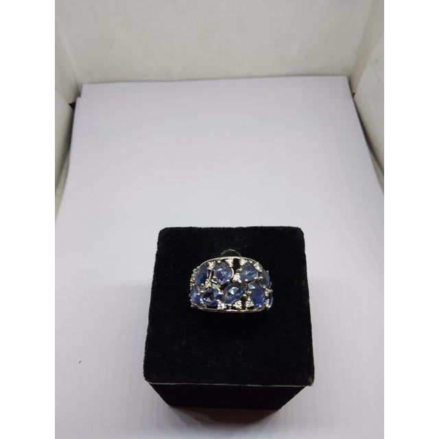 Modern Natural Blue Sapphire 5.75cts & Diamond 0.38cts Ring in 18k Gold For Sale - Image 3 of 8