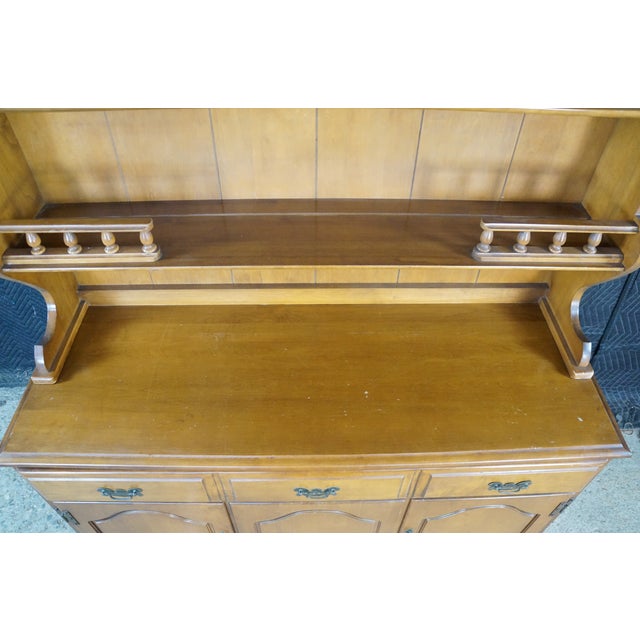 1990s Nathan Hale Maple Early American Colonial Revival China Cabinet Hutch 67" For Sale - Image 4 of 18