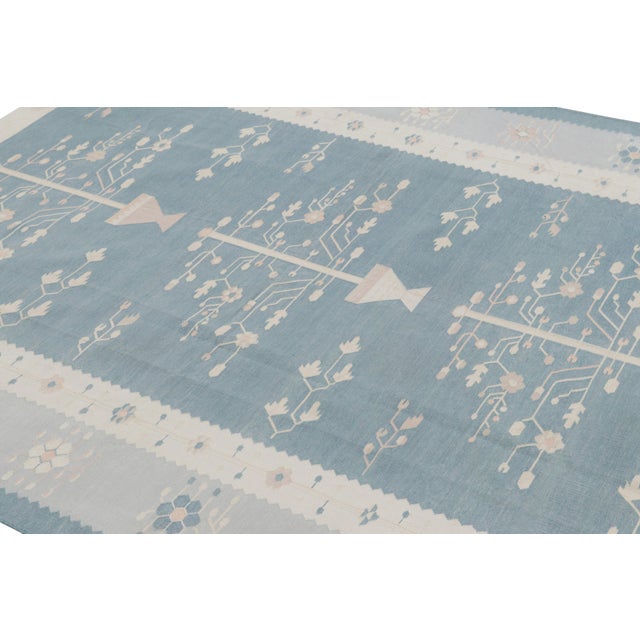 This contemporary 6x9 Dhurrie flat weave is an exciting new entry in Rug & Kilim’s esteemed custom-capable collection....