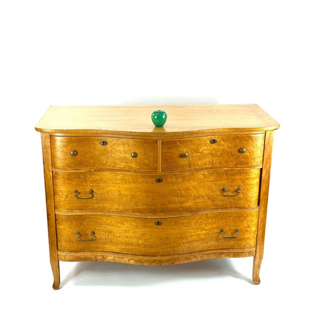 Antique Late Victorian Birdseye Maple Serpentine Front Chest Of Drawers This exceptional late nineteenth-century dresser...