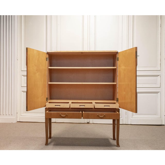 This elegant Swedish drinks cabinet dates from the 1950s and is crafted in a refined combination of beech and maple wood....