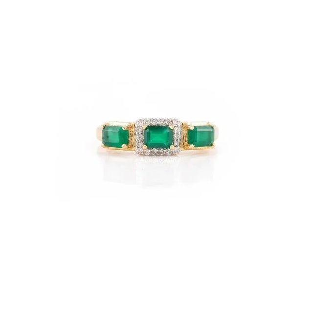 Modern Three Stone Emerald Diamond Wedding Ring Size 7 ( All Sizes Available) For Sale - Image 4 of 8
