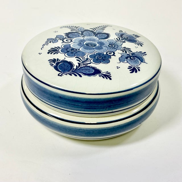 Hollywood Regency 1940s Vintage Hollywood Regency Boho Chic Delft Hand Painted Covered Trinket Box For Sale - Image 3 of 13