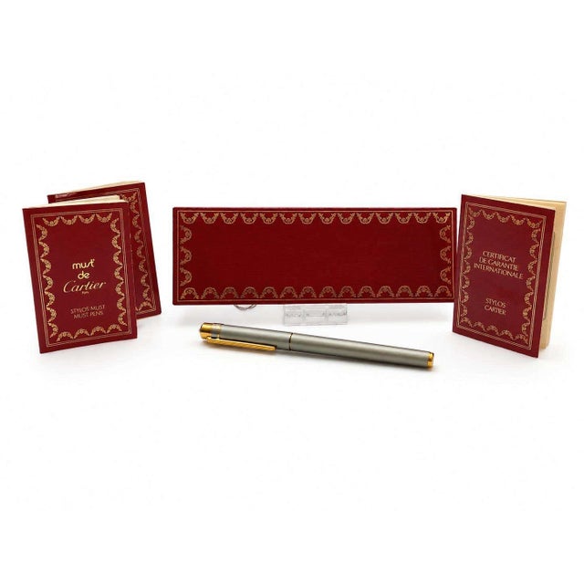 Must de Cartier Santos Fountain Pen with 18ct Gold Nib, Brushed Steel and Gilt Metal, 1990s, Set of 2 For Sale - Image 3 of 4