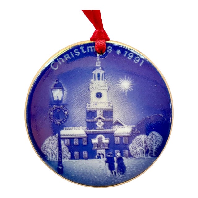 Vintage Bing & Grøndahl Ornament "Independence Hall" From the "Chirstmas in America" Limited Edition - Blue White Porcelain For Sale